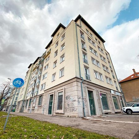 Studio Steps From Nivy & Main Bus Station Bratislava Exterior foto